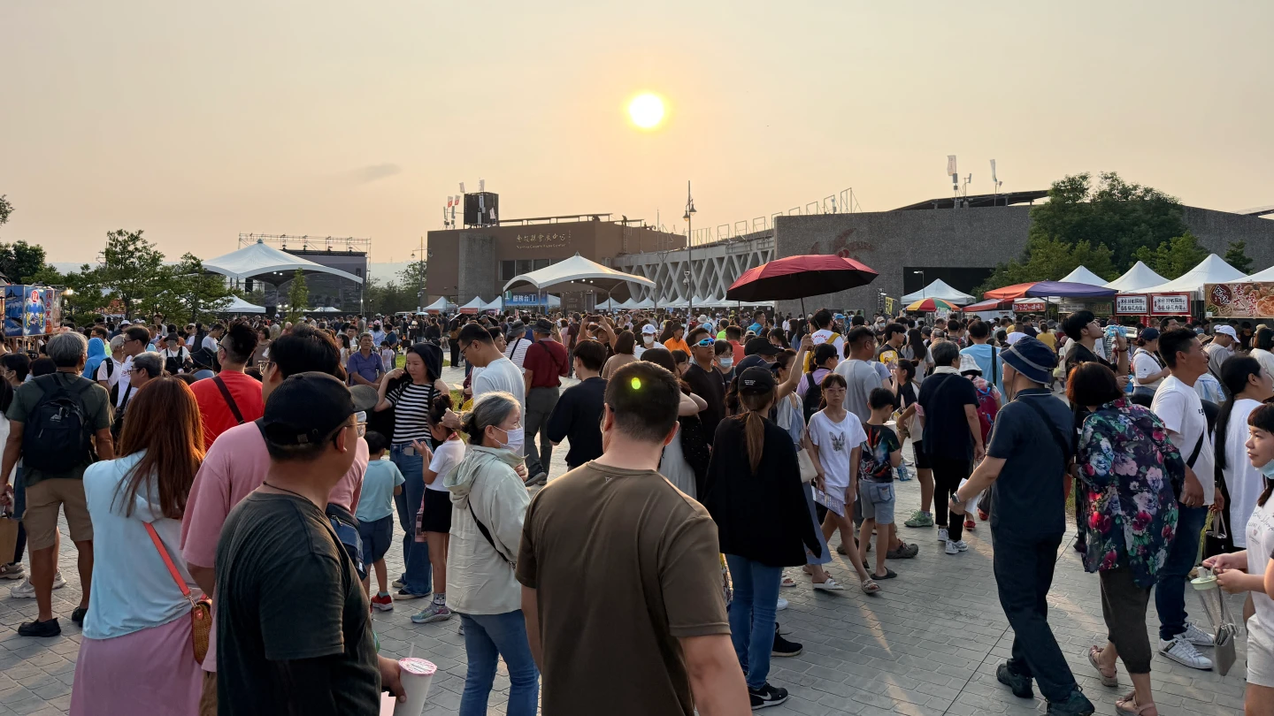 下午民眾陸續湧入國慶焰火會場。王煌忠攝