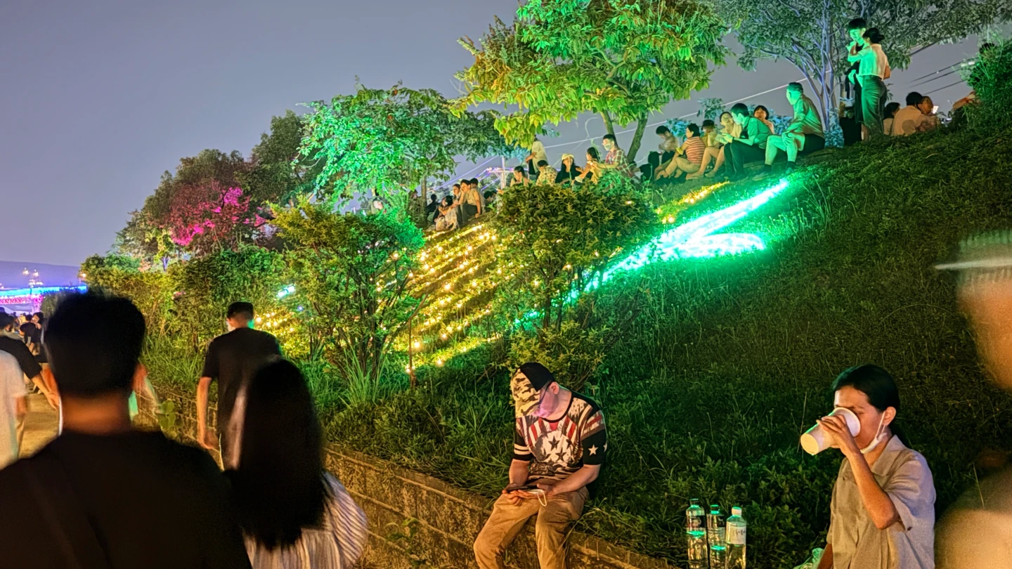 貓羅溪畔河堤同樣坐滿觀看國慶焰火民眾。王煌忠攝