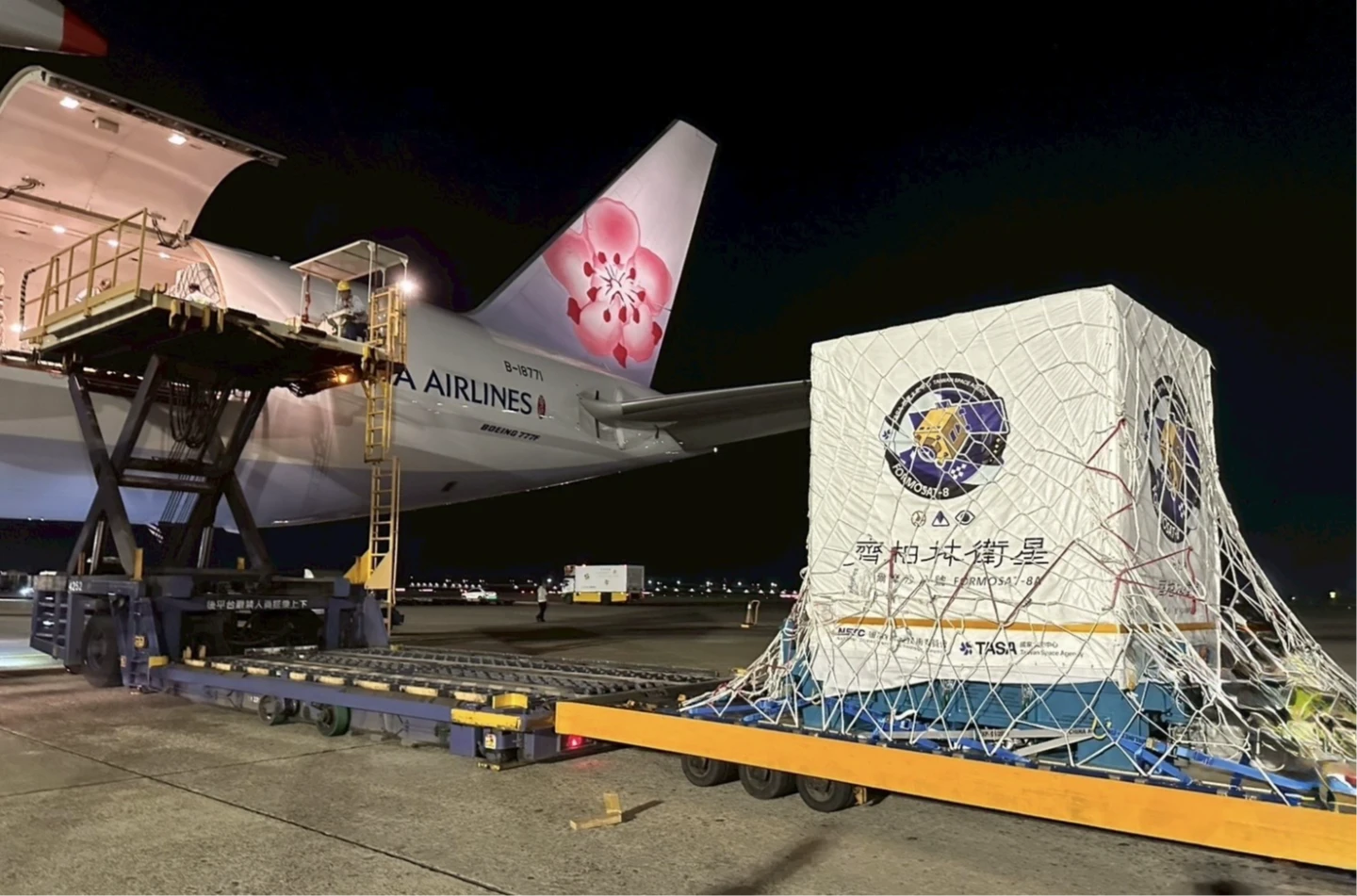 中華航空第六度榮膺載運國家人造衛星赴美任務。業者提供
