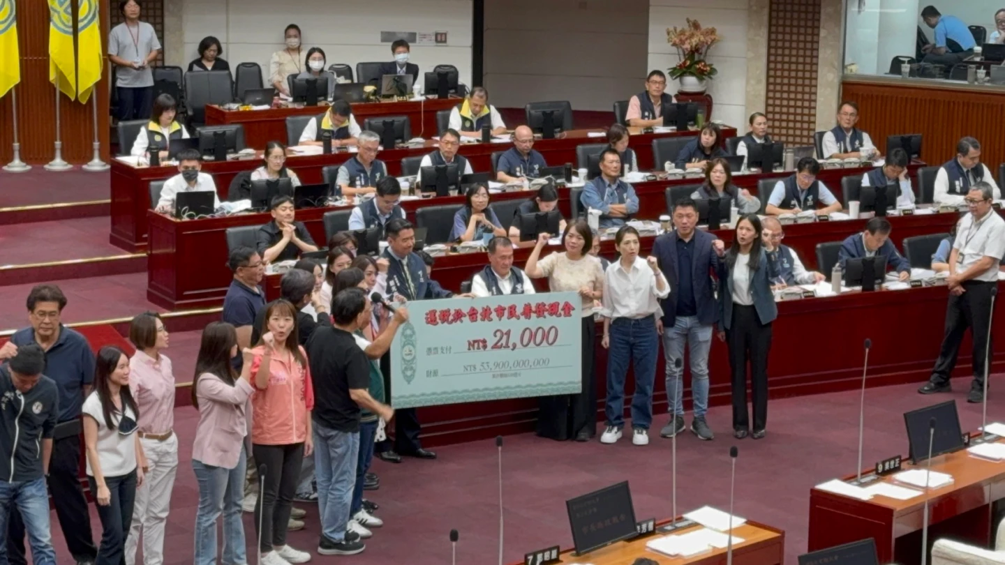 綠黨團議員送蔣萬安2.1萬大型支票,要求普發現金。許皓婷攝