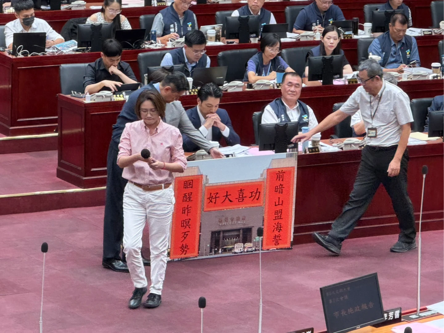 林延鳳送「好大喜功」對聯,籲蔣萬安不要再愛吹牛、蔣大話。許皓婷攝