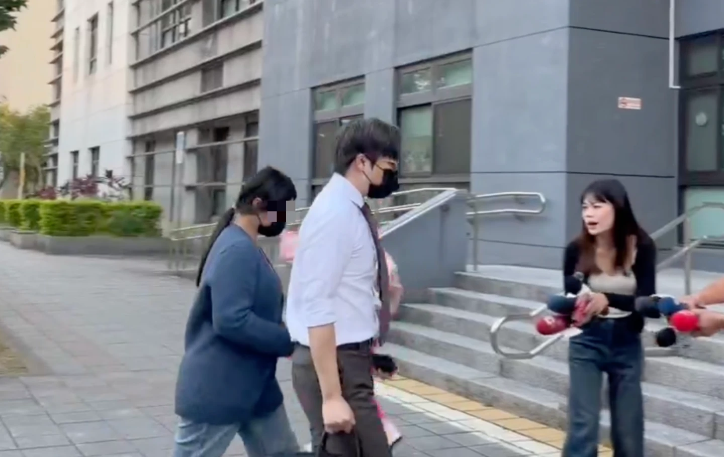 幼兒園老師與律師前往林口分局說明。翻攝畫面