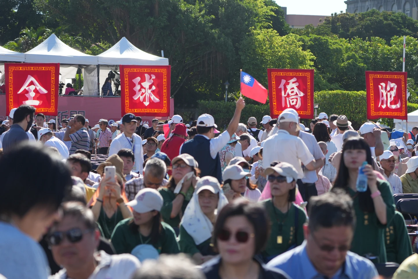 2025雙十國慶到來,來自各地僑胞一早就到總統府廣場等待盛典。陳卓邦攝