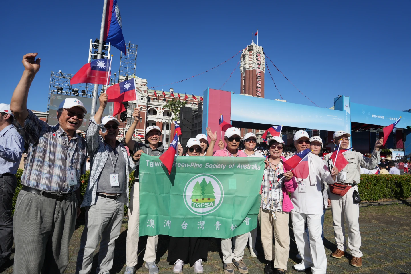 來自澳洲的僑胞同慶中華民國生日。陳卓邦攝