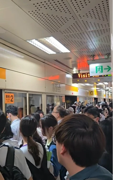 中和新蘆線傳列車故障,台北橋站的月台擠爆。取自Threads @ jingfeng0156