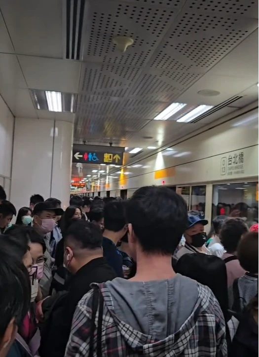 中和新蘆線傳列車故障,台北橋站的月台擠爆。取自Threads @ jingfeng0156