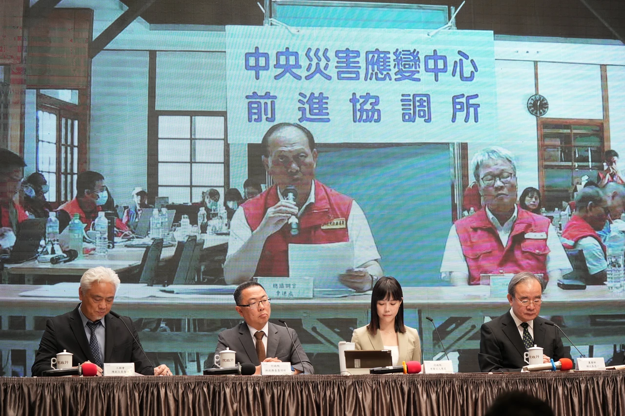 前進協調所總協調官季連成、副總協調官陳金德透過視訊參與政院記者會。葉志明攝
