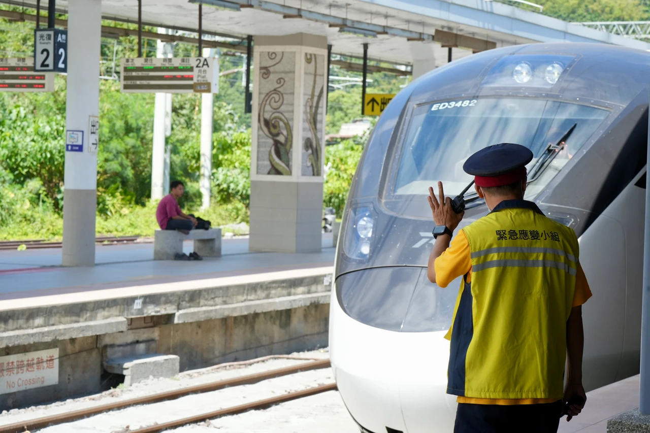 自9月24日起光復車站就湧入許多鏟子超人,一天最高運量破5萬人次。梁建裕攝