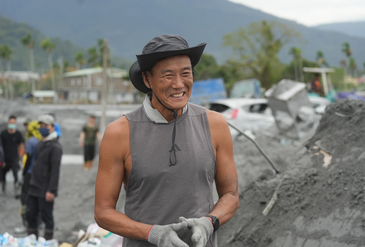 《華燈初上》日籍男星加賀美智久(Tomo桑)2周內三度來光復鄉救災。梁建裕攝