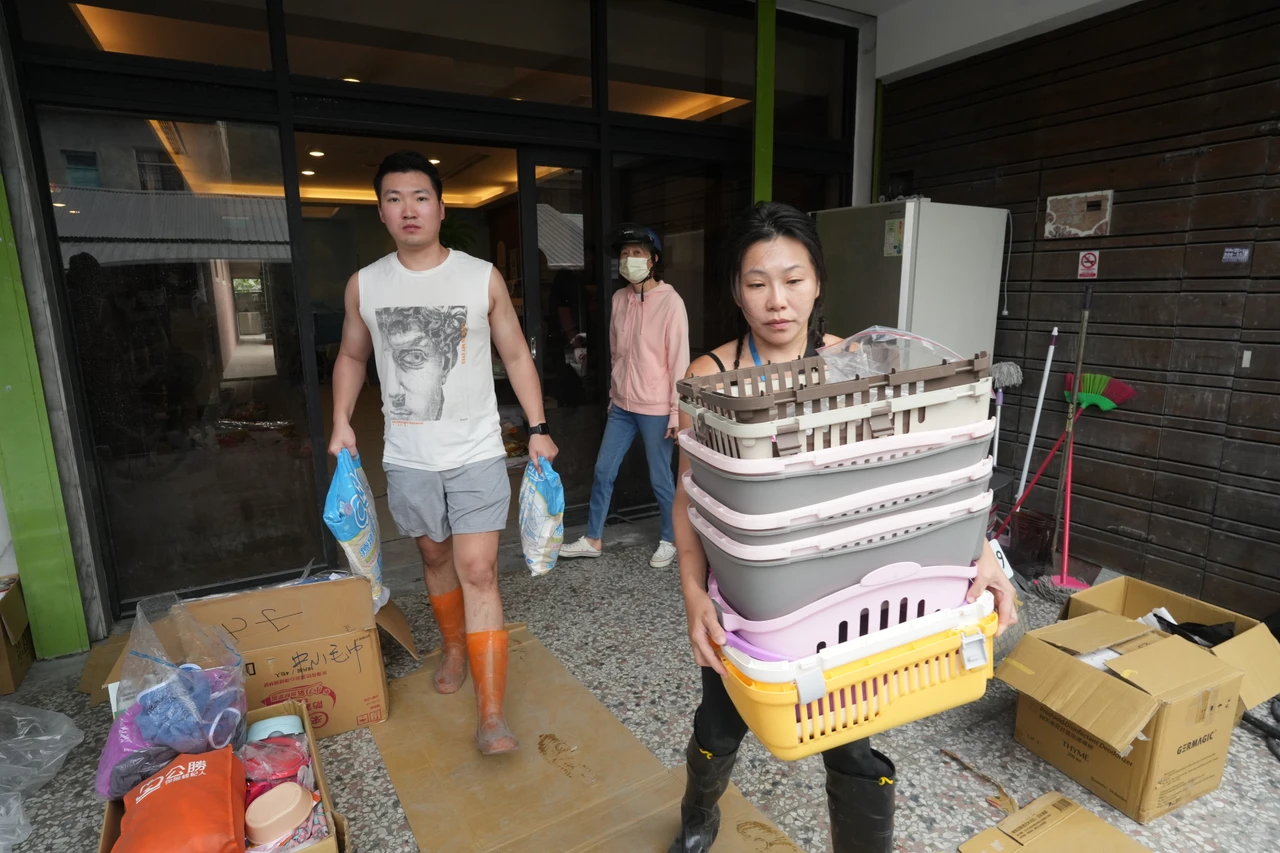 《知新聞》直擊現場,志工們忙進忙出、搬運貨物,主要是將物資親自發放到光復鄉的毛孩們家。梁建裕攝