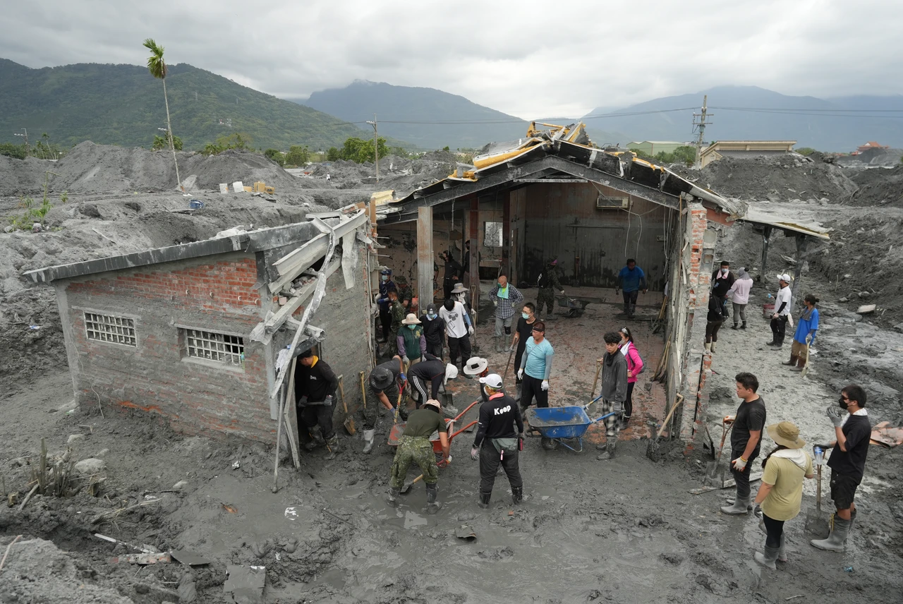 部分民宅已開挖,鏟子超人出動協助救災。梁建裕攝
