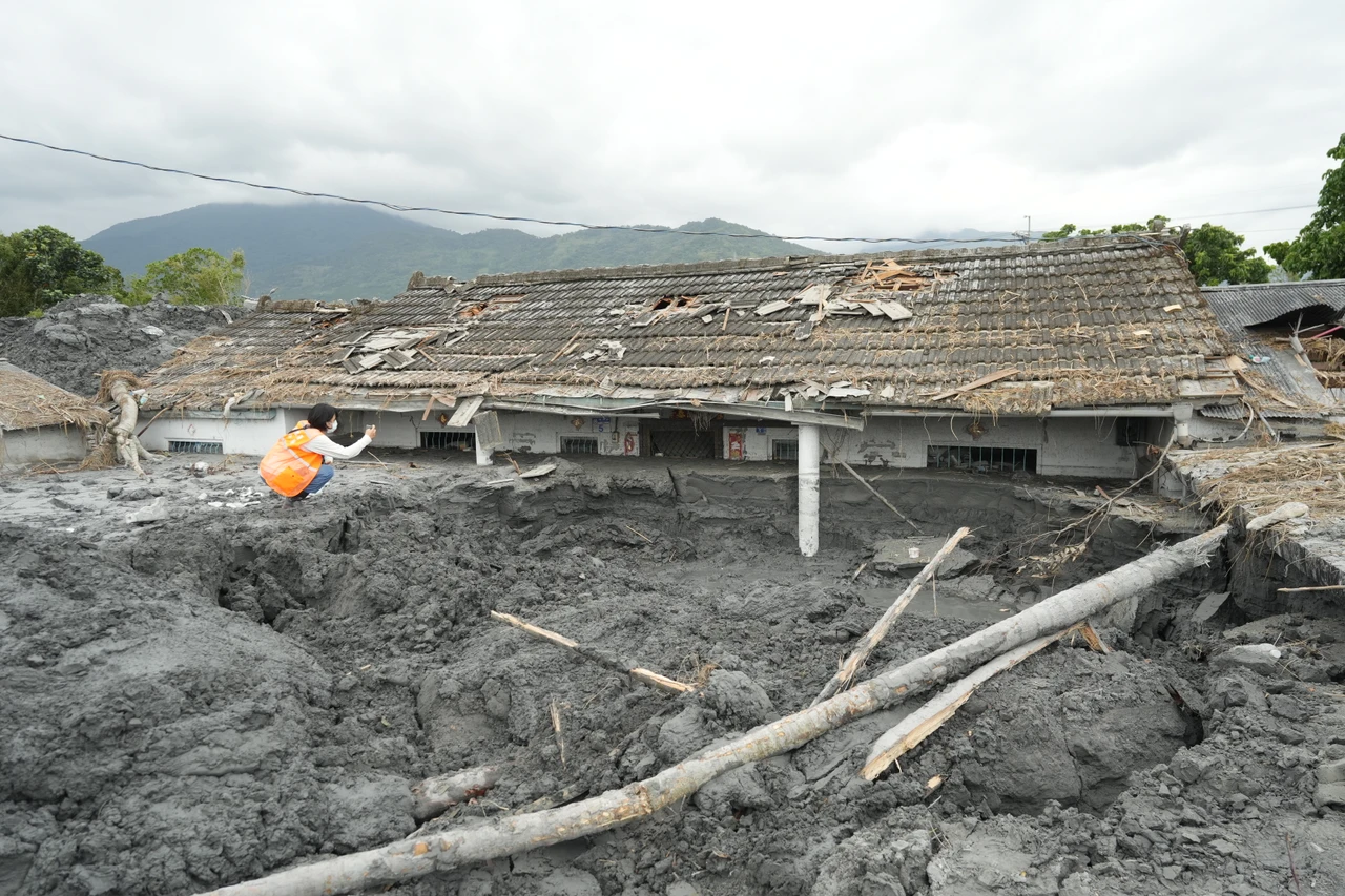 江先生的家只看得見屋頂,原訂今天開挖,但因為淤泥滲水須延後動工。梁建裕攝