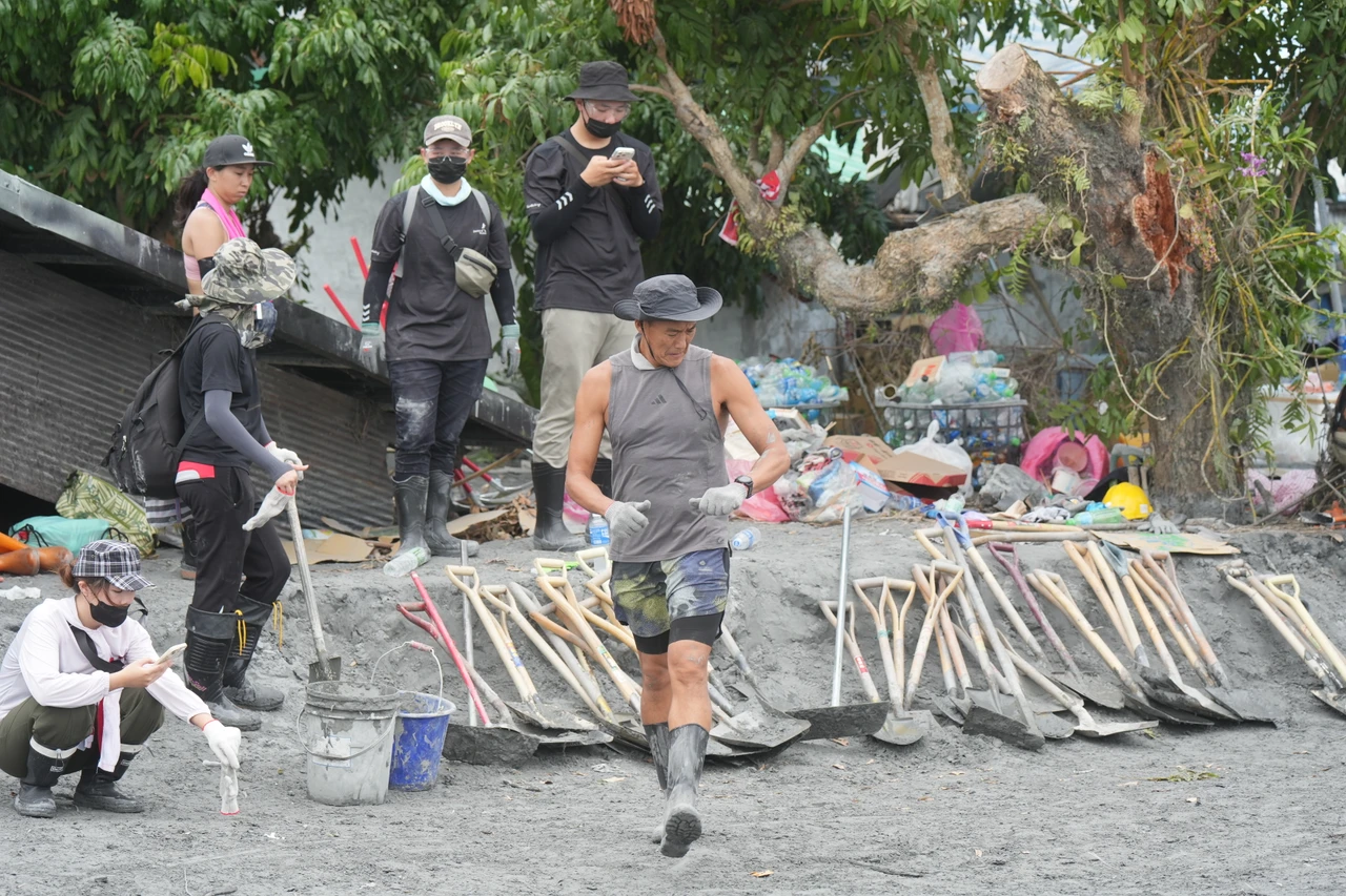 《華燈初上》日籍男星加賀美智久(Tomo桑)2周內三度來光復鄉救災。梁建裕攝
