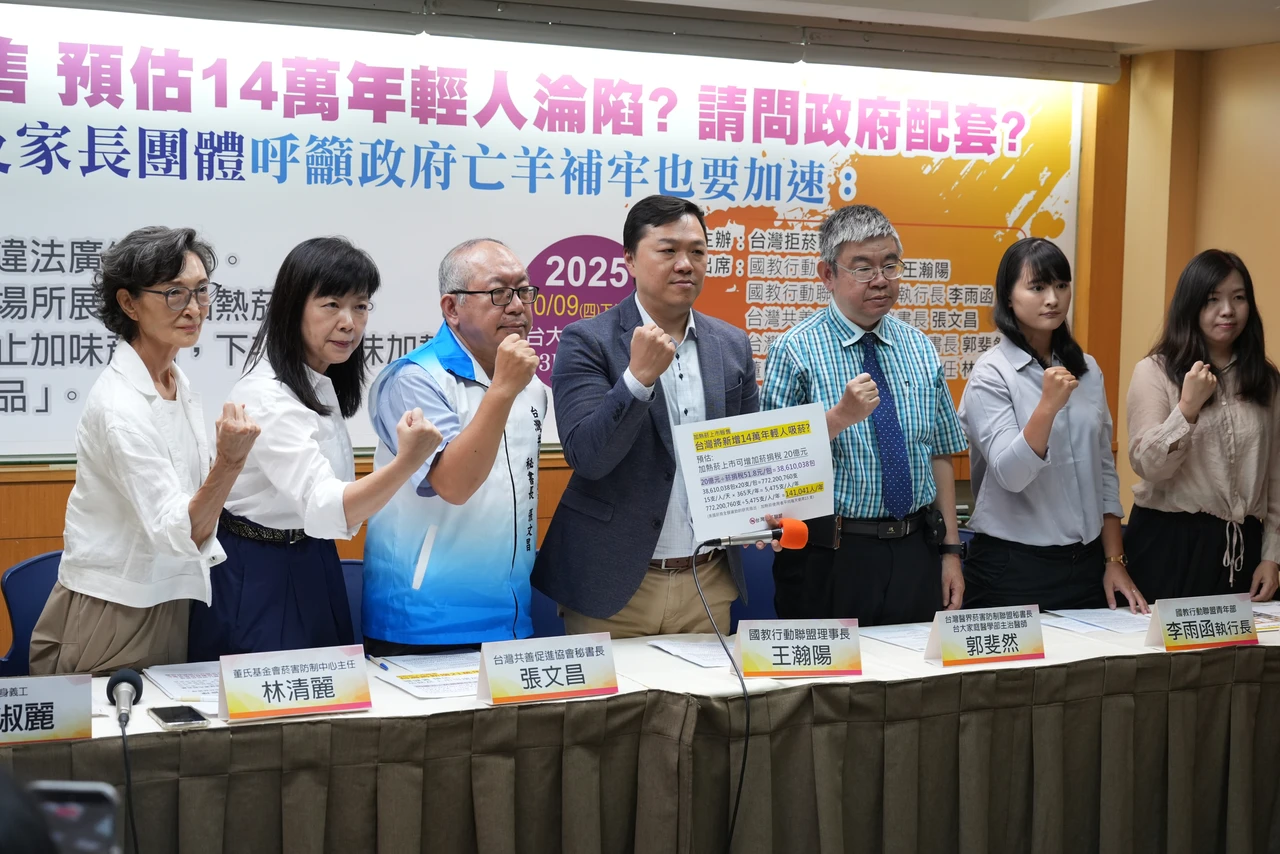 國教行動聯盟理事長王瀚陽(中)指出,衛福部接連7月到9月說法丕變。葉志明攝