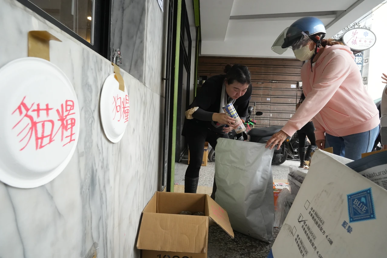 貓狗物資站免費提供貓糧、狗糧等毛孩用品。梁建裕攝