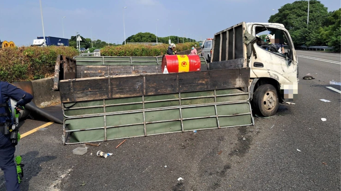 國道3號在國慶假首日,發生小貨車自撞護欄事故,造成2人摔出車外受傷送醫。警方提供