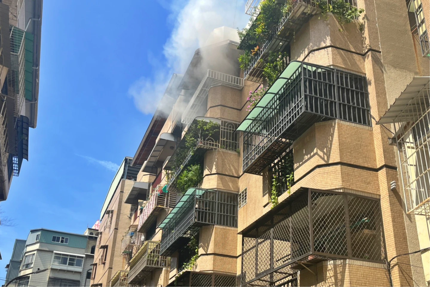 高雄鼓山一處公寓5樓起火竄煙。消防局提供