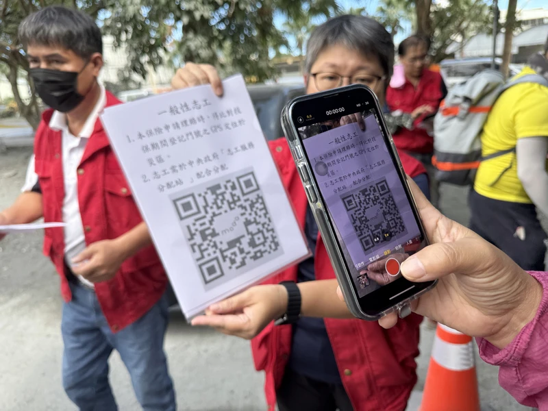 中央災害應變中心前進協調所10日下午宣布,花蓮光復災區志工保險開放一般性志工「鏟子超人」投保,每次加保以3天為限,每人保額新台幣100萬元。中央社