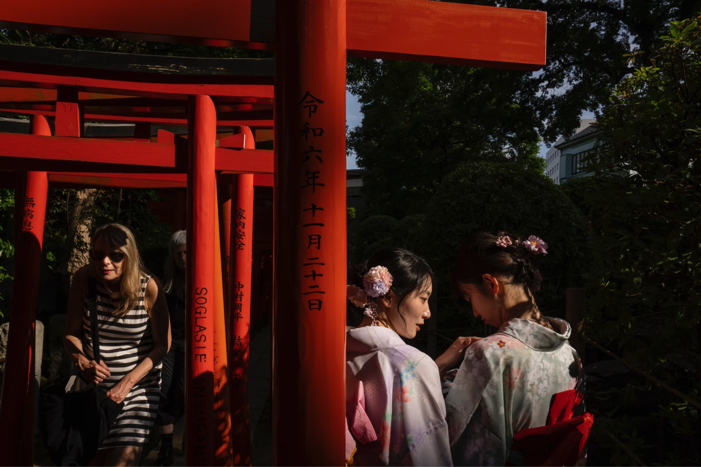 遊客參觀日本東京最古老的神社之一「根津神社」。美聯社