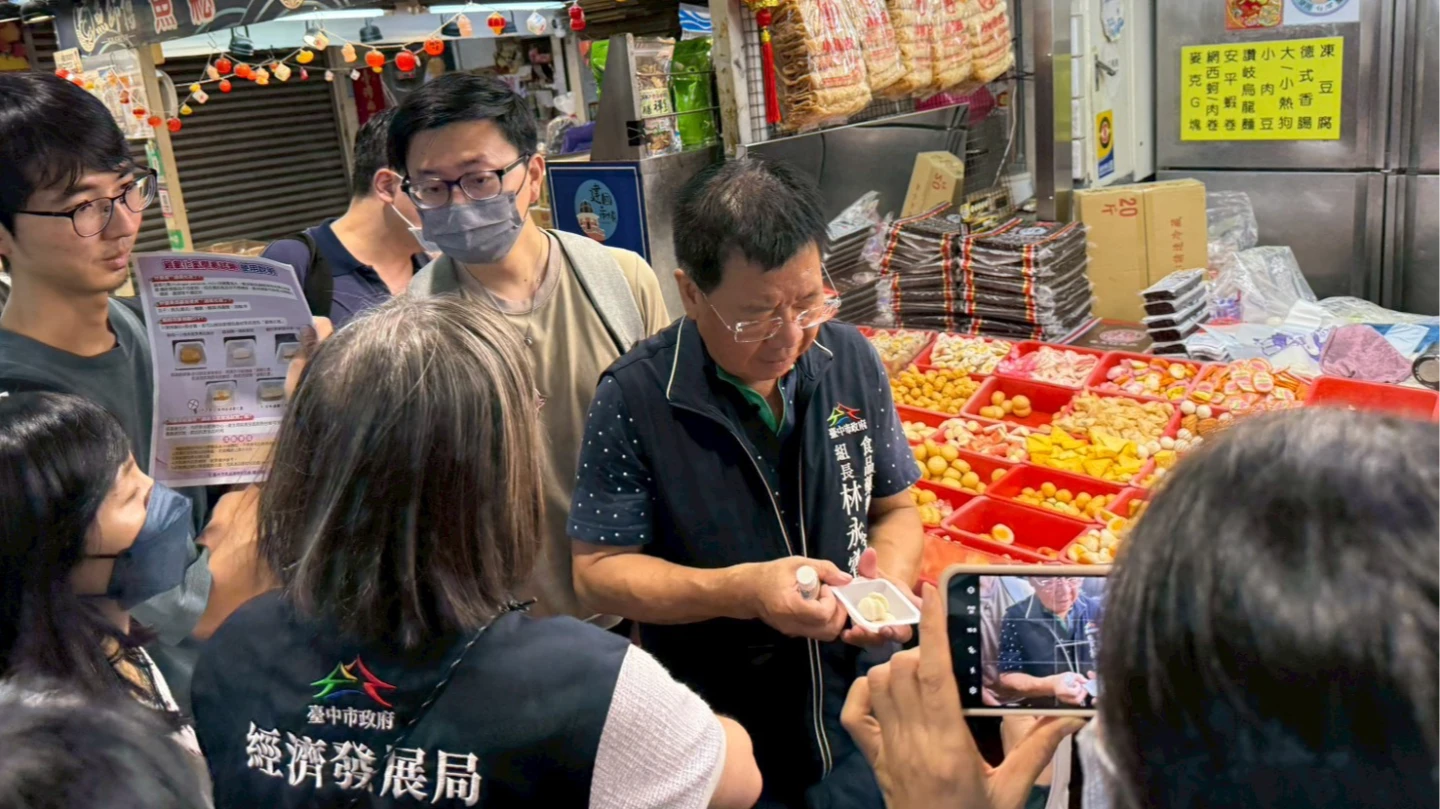 ˋ中市府跨局處合作,推動公有市場採用過氧化氫檢驗試劑進行快篩。中市府提供