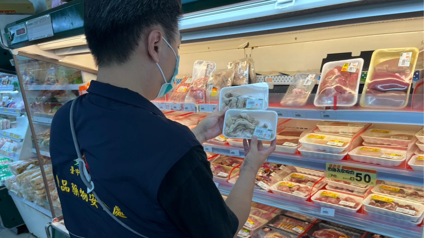 食安處人員針對生鮮豬腸擴大稽查。中市府提供