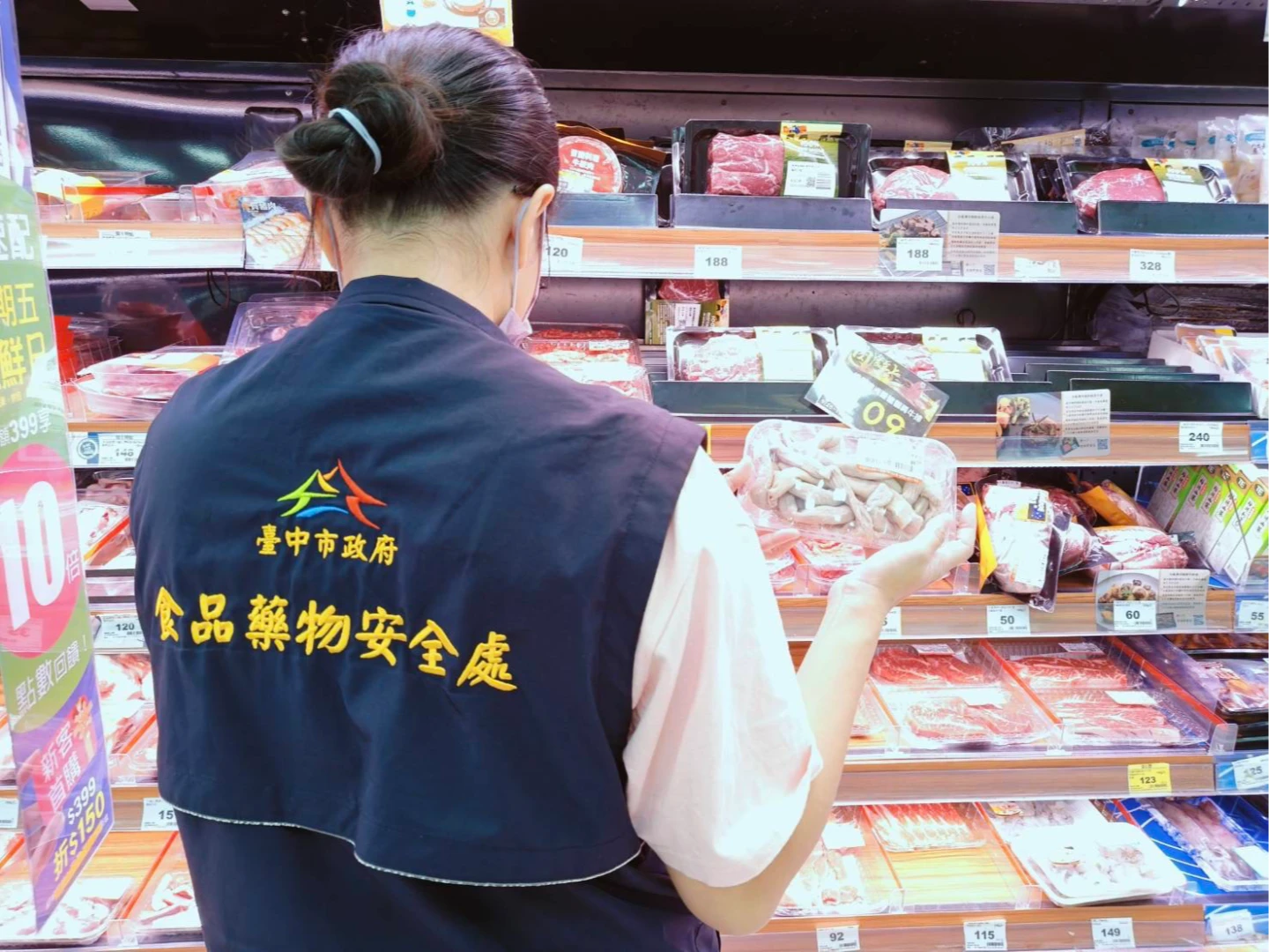 食安處人員至大賣場稽查豬腸產品。中市府提供