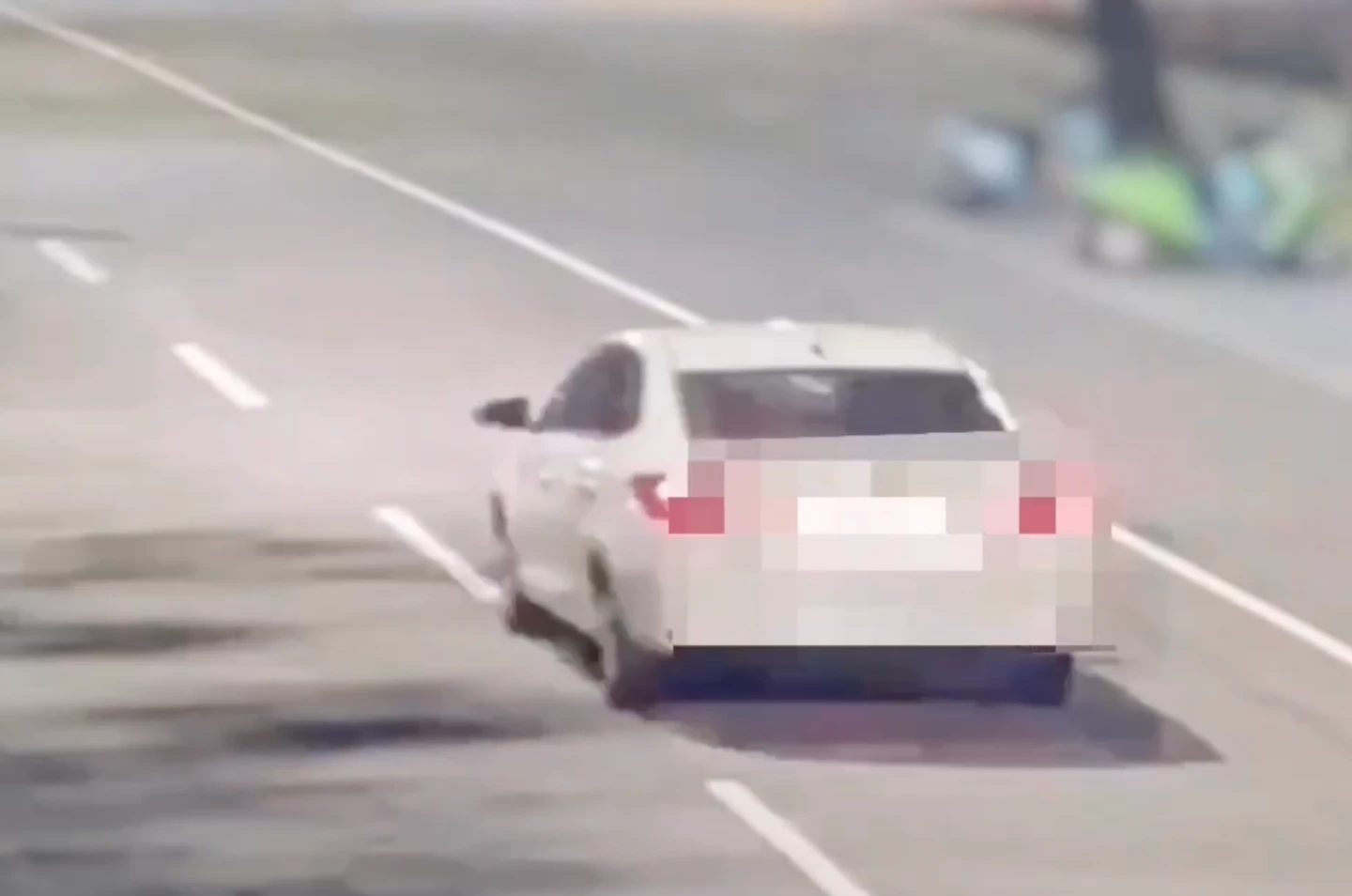 2名歹徒行兇後共乘轎車逃逸。翻攝畫面