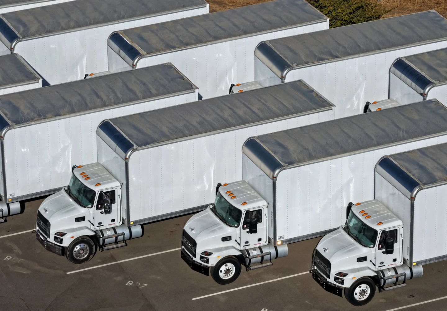 圖為美國卡車運輸公司TEC Equipment展示的全新卡車。美國總統川普10月6日宣布,自11月1日起,將對所有從其他國家進口至美國的中重型卡車課徵25%關稅。法新社