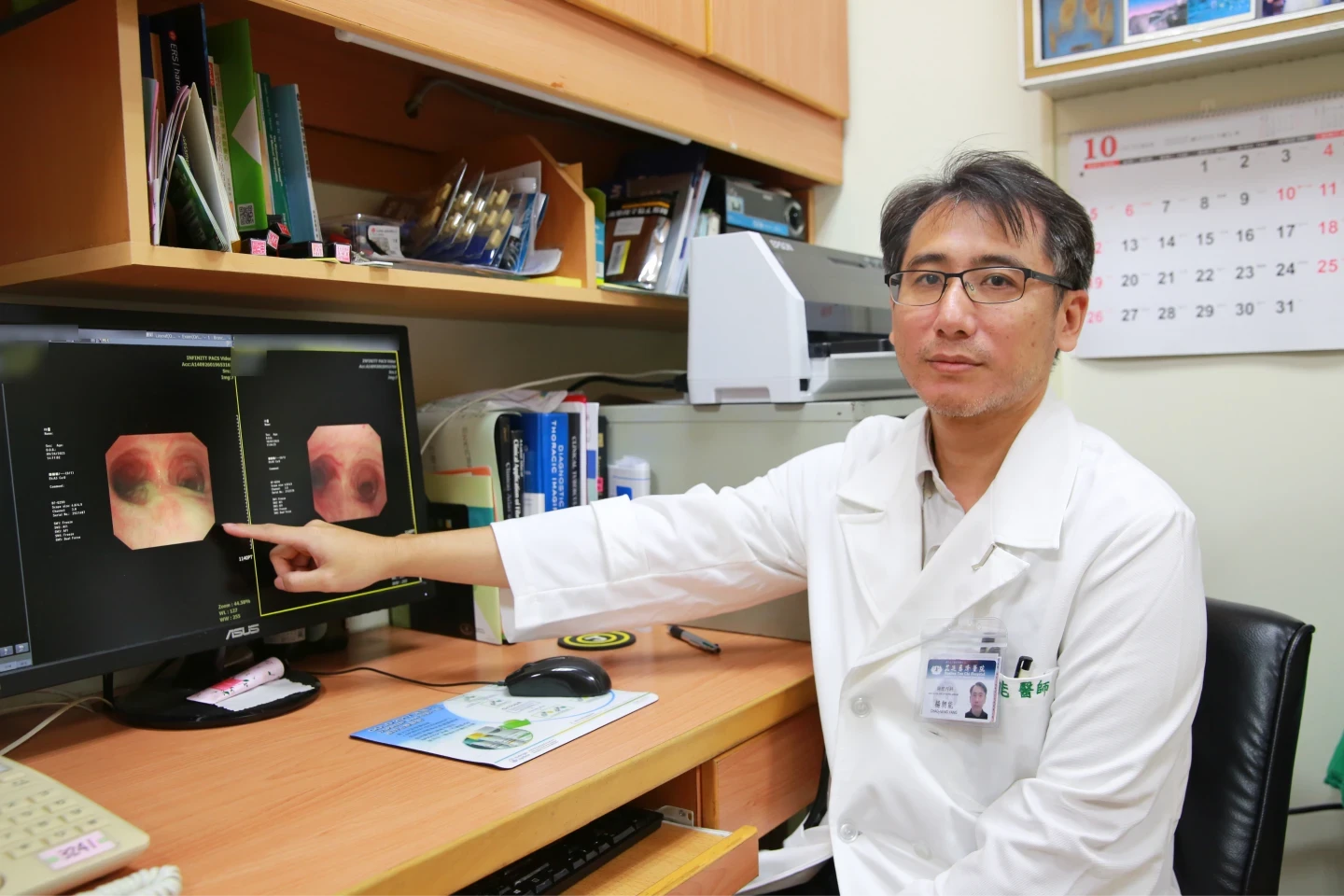 胸腔內科醫師楊朝能指出,這位災民的鼻咽、喉咽,一路到左右支氣管都堆積了大量濃痰與泥沙。花蓮慈濟提供