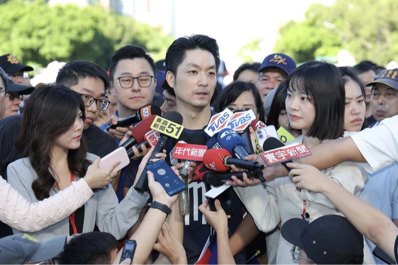 輝達台灣總部興建因用地取得問題卡關。台北市長蔣萬安(中)10日出席台北市114年國慶升旗暨慶祝活動時被媒體堵訪詢問此事,他表示,輝達已在評估其他選項,新壽若要繼續談,只有與市府解約,市府再設定地上權給輝達。中央社