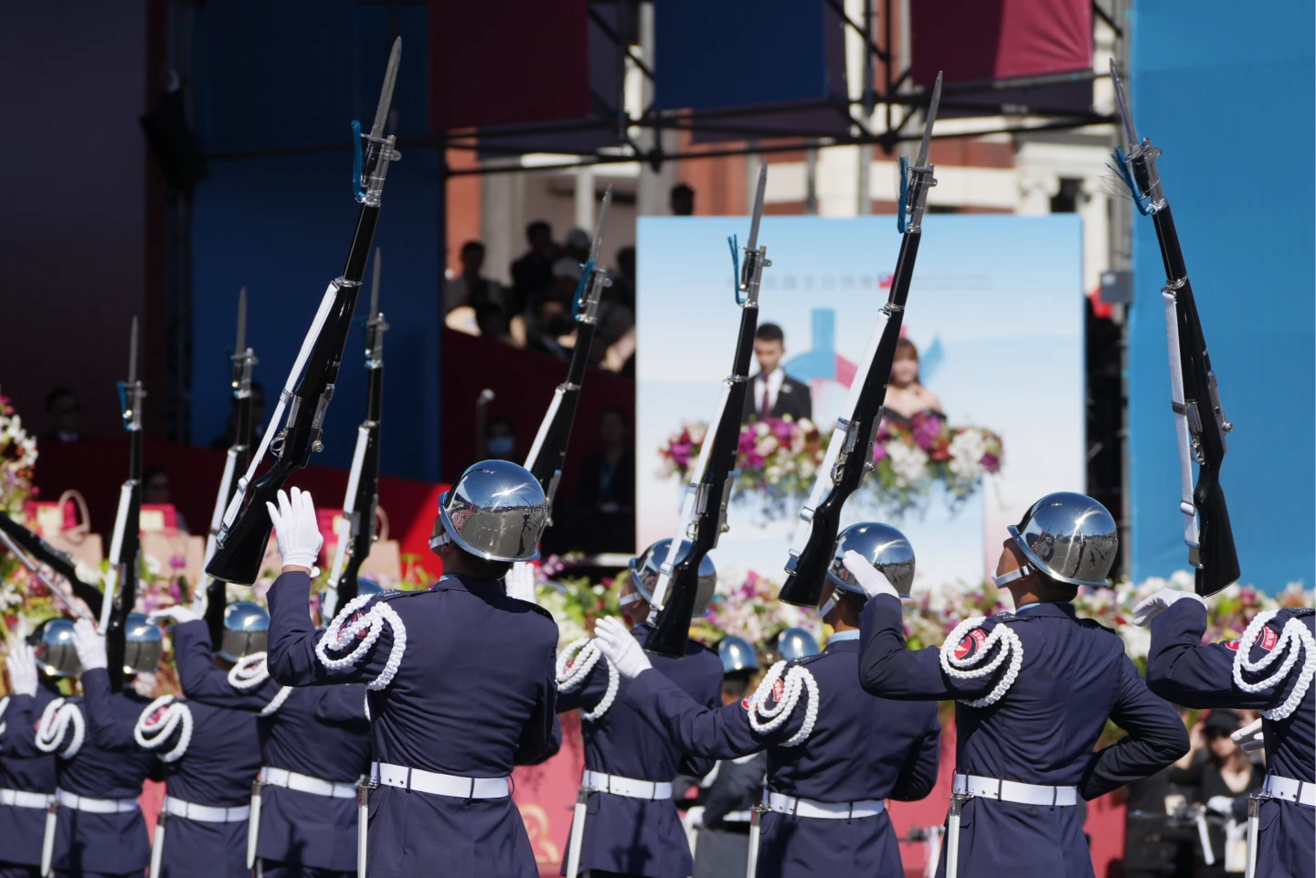 三軍儀隊在國慶大會表演。陳卓邦攝