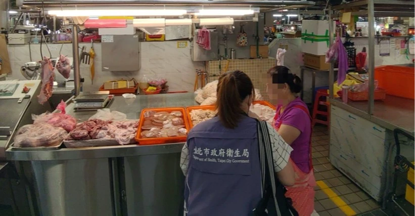 台北市衛生局針對攤商、餐廳及販售場所等市售生豬腸產品抽樣檢驗雙氧水。衛生局