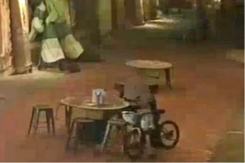 警方調閱監視器發現有名腳踏車老伯偷走蛋糕。翻攝畫面