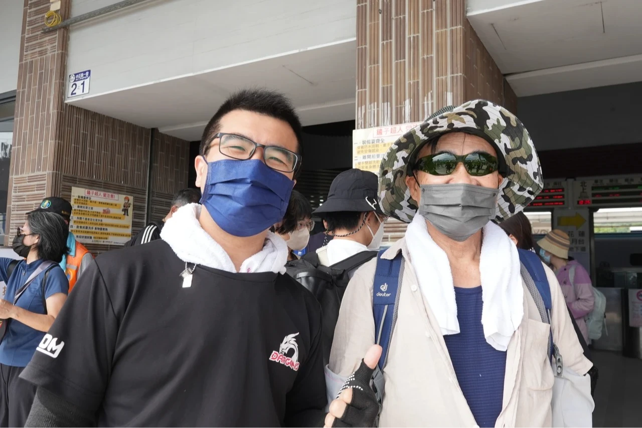 《知新聞》直擊國慶連假首日!不少超人「鏟後憂鬱」二度來救災,圖為劉姓父子。梁建裕攝