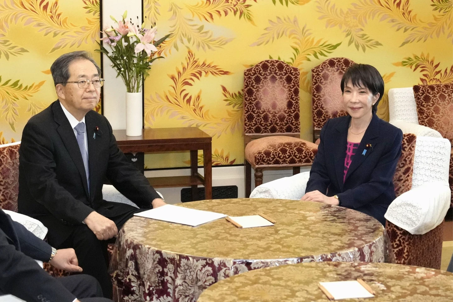 10月10日,日本執政黨自民黨新任黨魁高市早苗(右)與公明黨黨魁齊藤鐵夫在會談前合影。美聯社