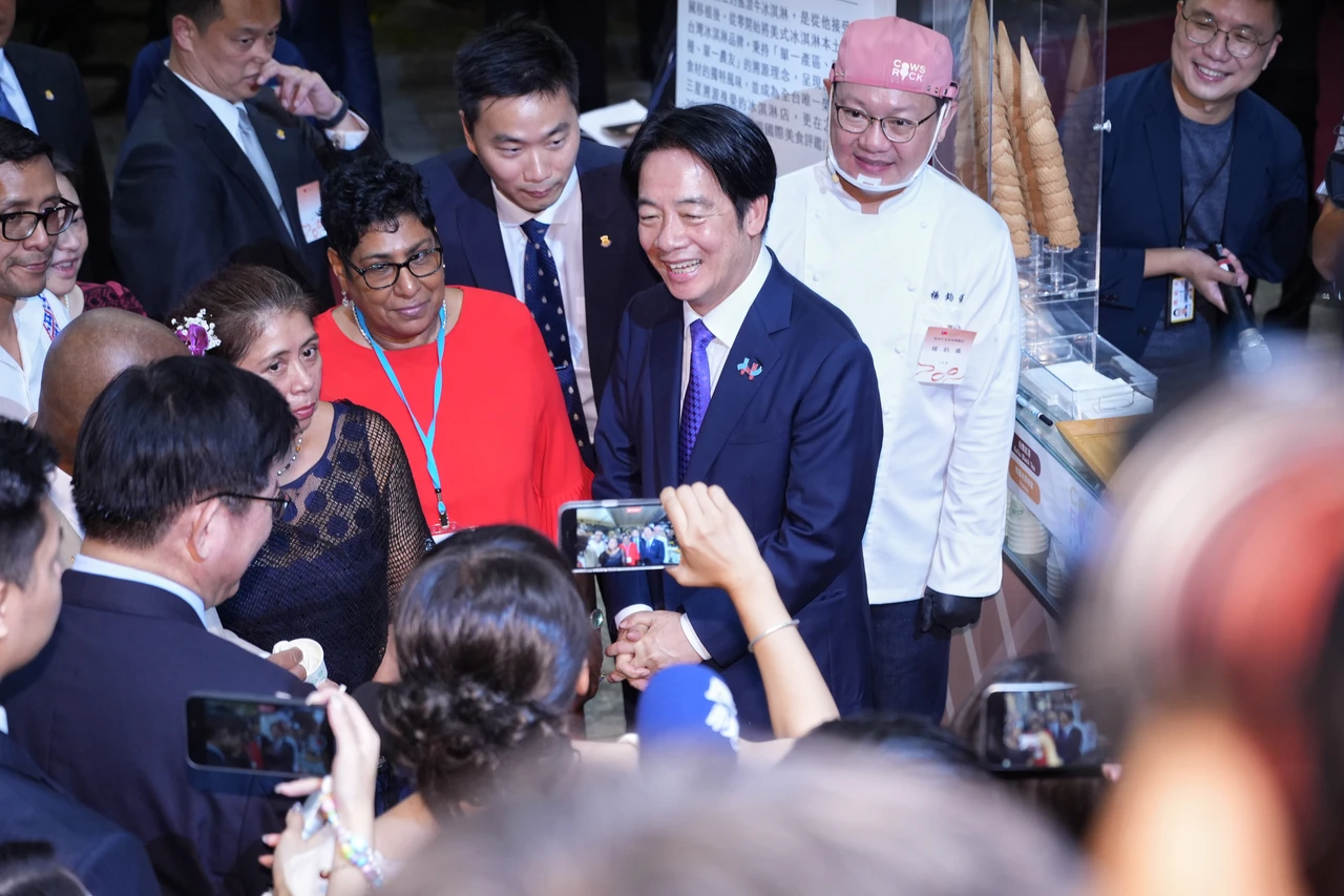 總統賴清德跟外賓在國慶酒會品嚐在地美食。李柏毅攝