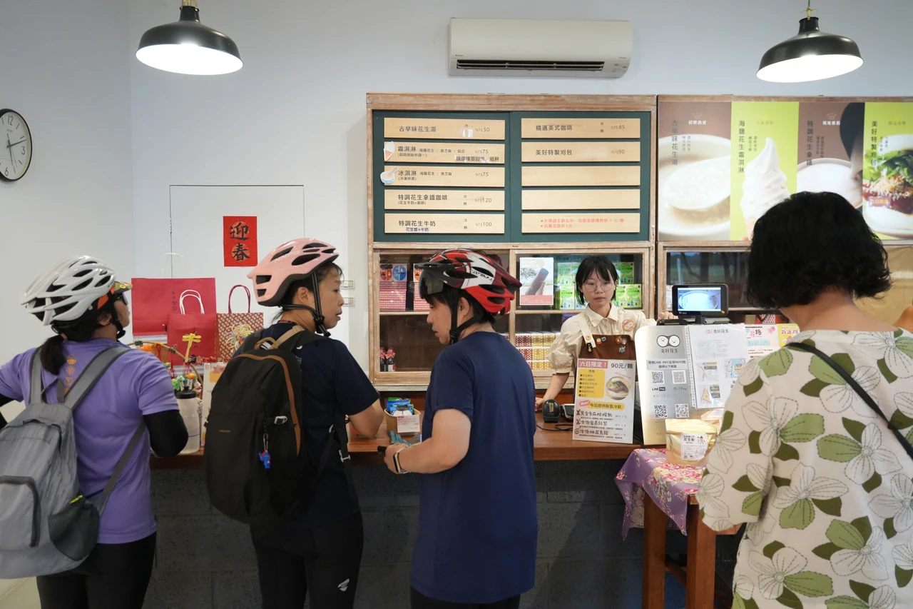 馬太鞍便橋今(10)日15點開通,業者開心直呼:「遊客都回來了!」梁建裕攝