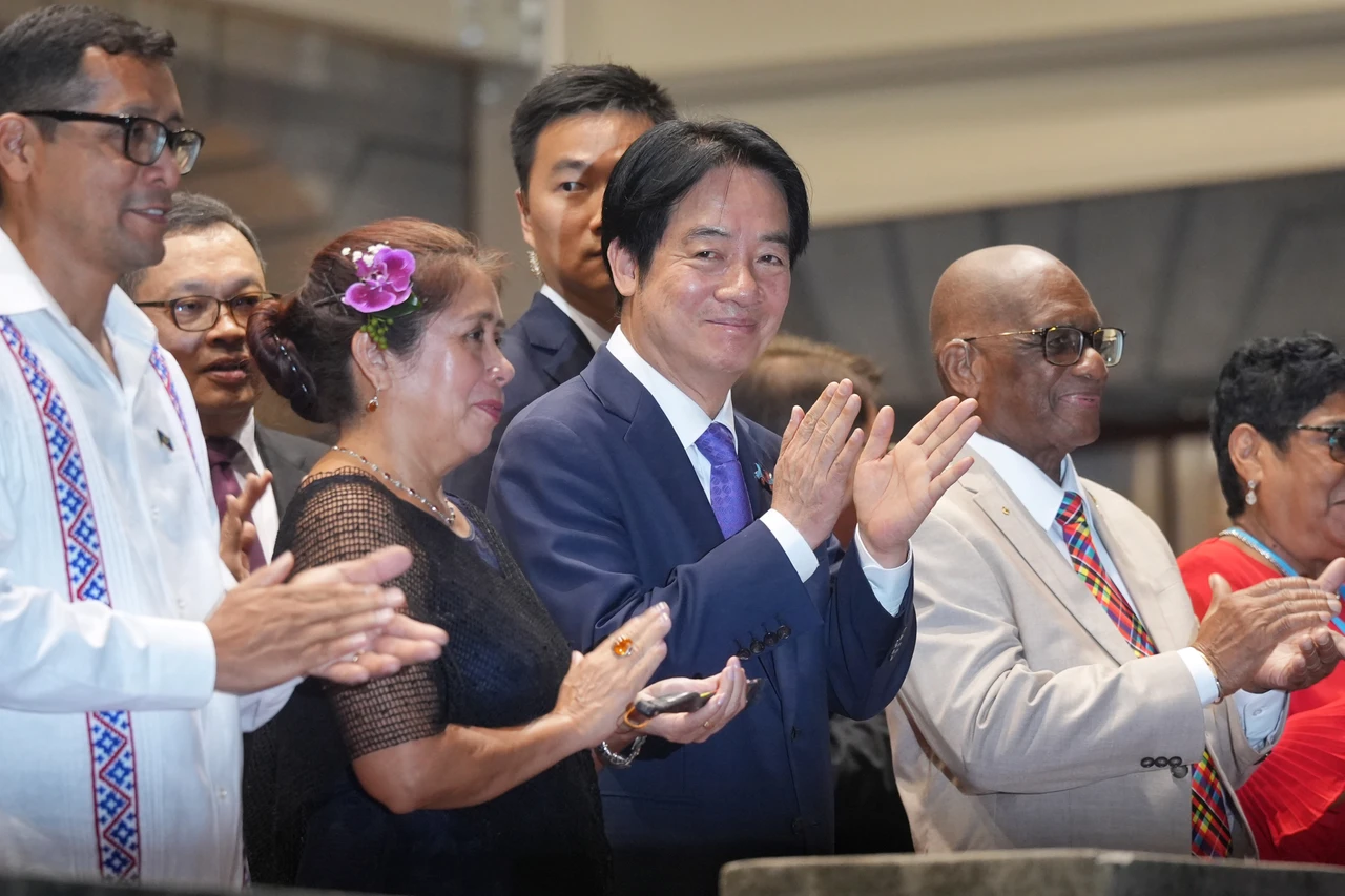 賴清德跟外賓們欣賞酒會表演。李柏毅攝
