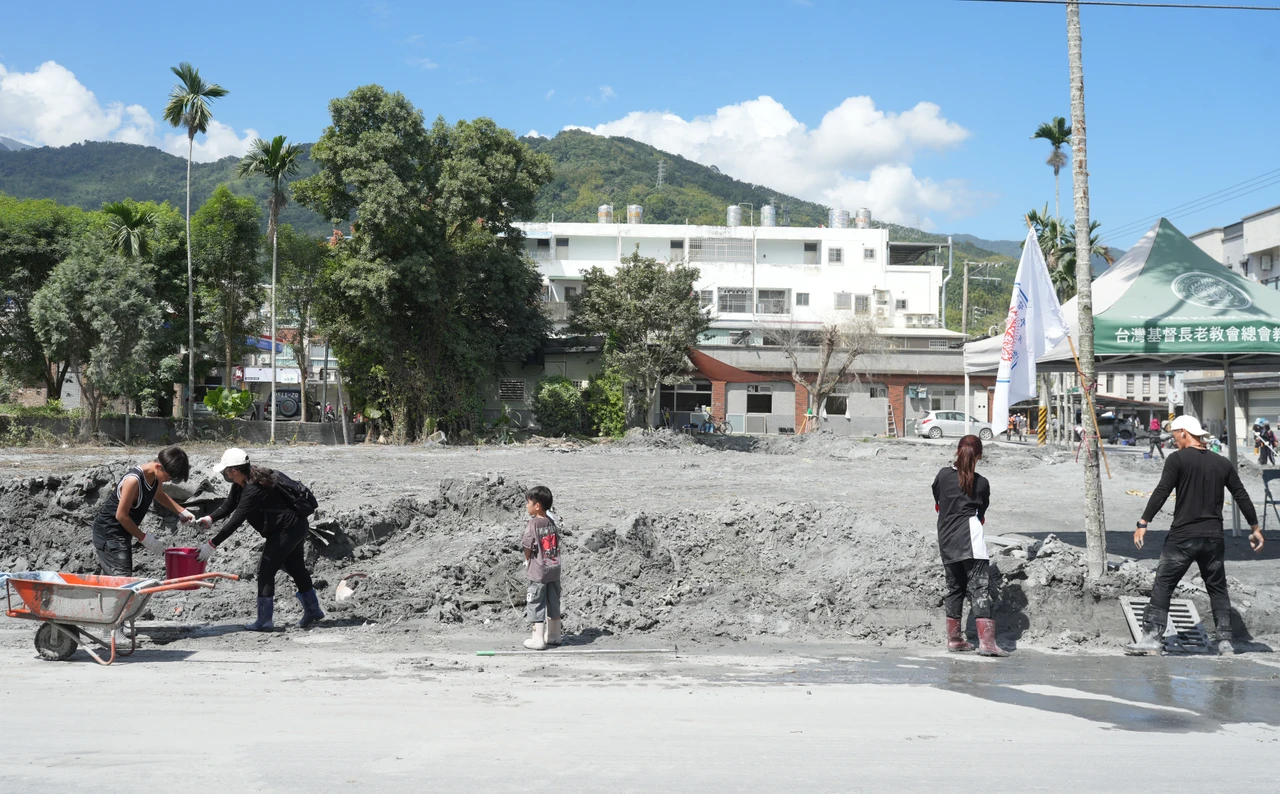 來自台南的黃爸爸,凌晨開車帶一家五口前來花蓮光復救災。梁建裕攝