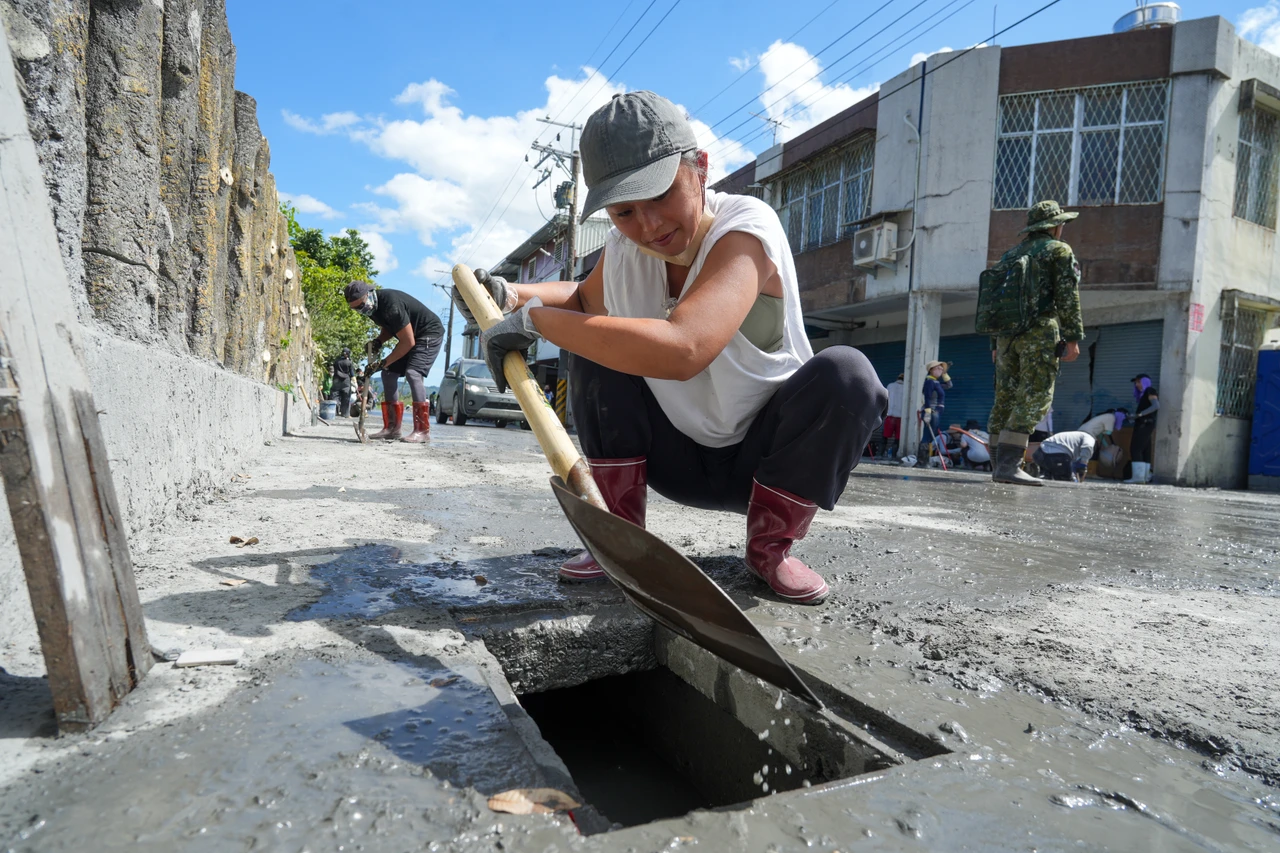 鏟子超人奮力協助清理光復鄉側溝。梁建裕攝