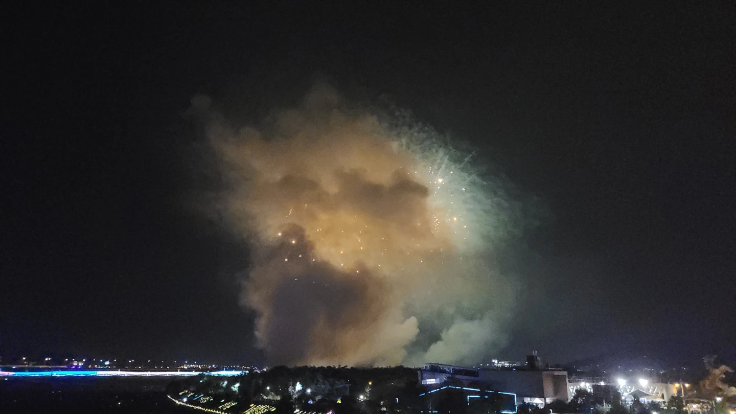 潘男拍攝到的照片顯示煙火火光被大量煙霧遮蔽。取自FB@爆料公社公開版