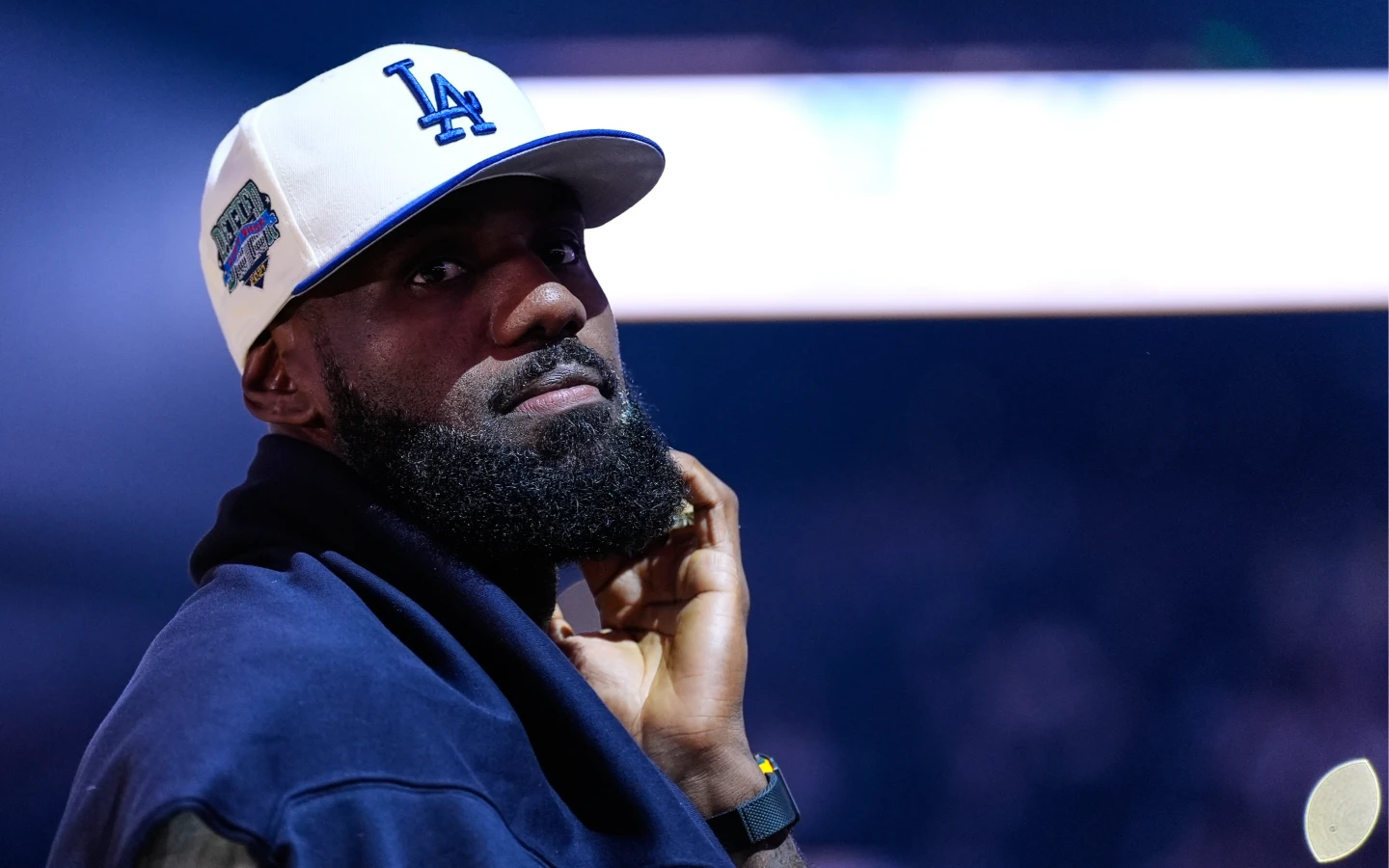 「詹皇」詹姆斯(LeBron James)因擾人的坐骨神經痛,得要休養3至4周,確定將生涯首度缺席開幕戰。美聯社