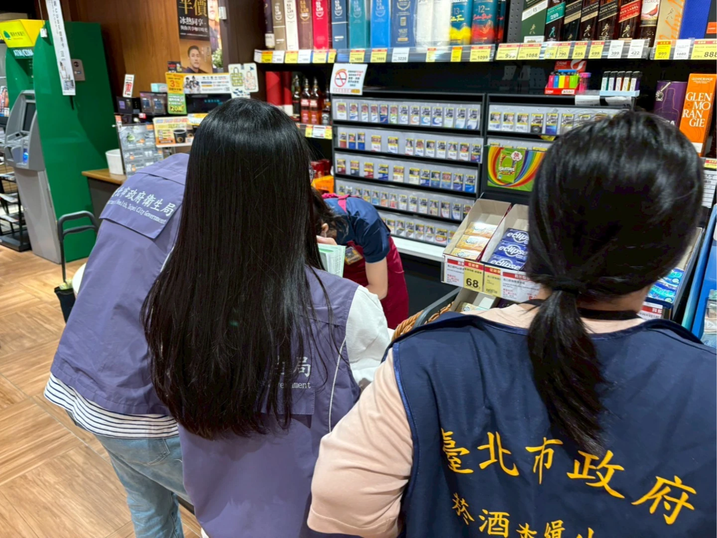稽查人員赴全聯查查加熱菸上架狀況。北市衛生局提供