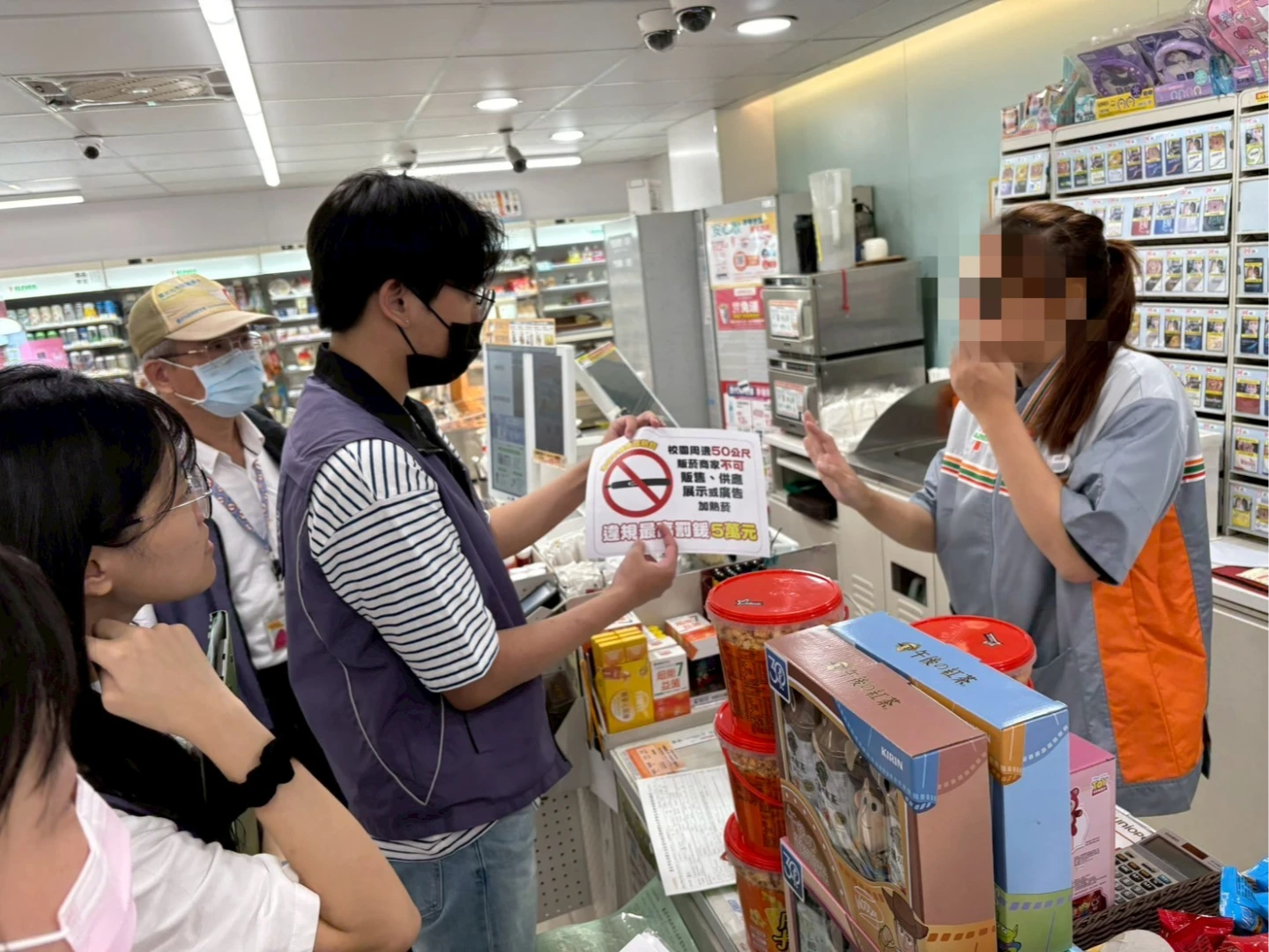 北市府衛生局前往統一超商稽查加熱菸上架販售情形。北市衛生局提供
