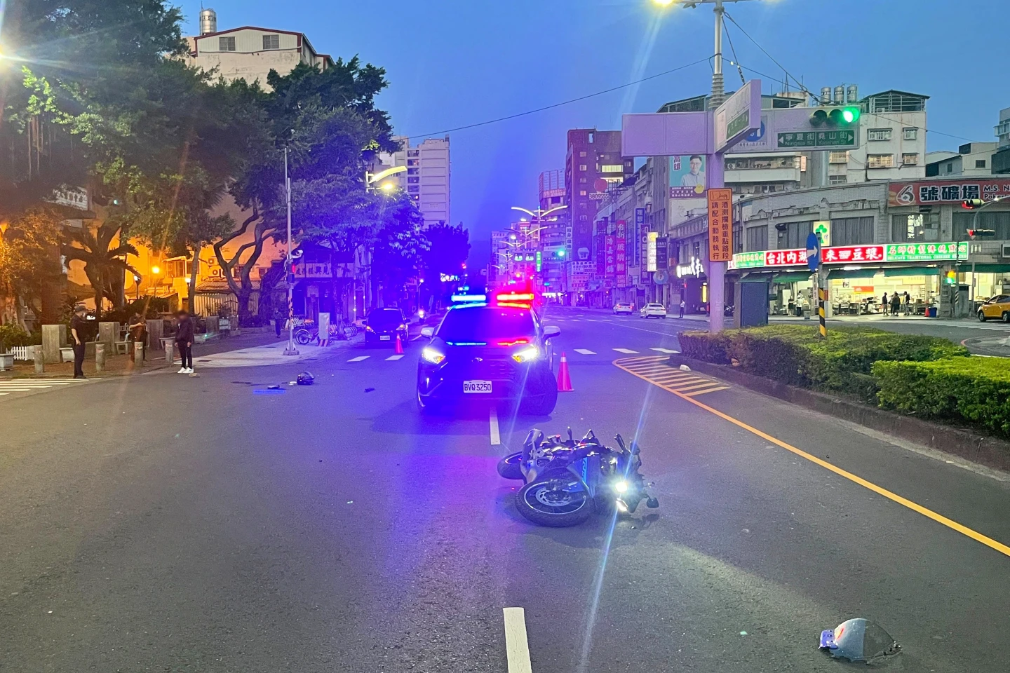 老婦闖紅燈走過斑馬線,與機車發生碰撞車禍。警方提供
