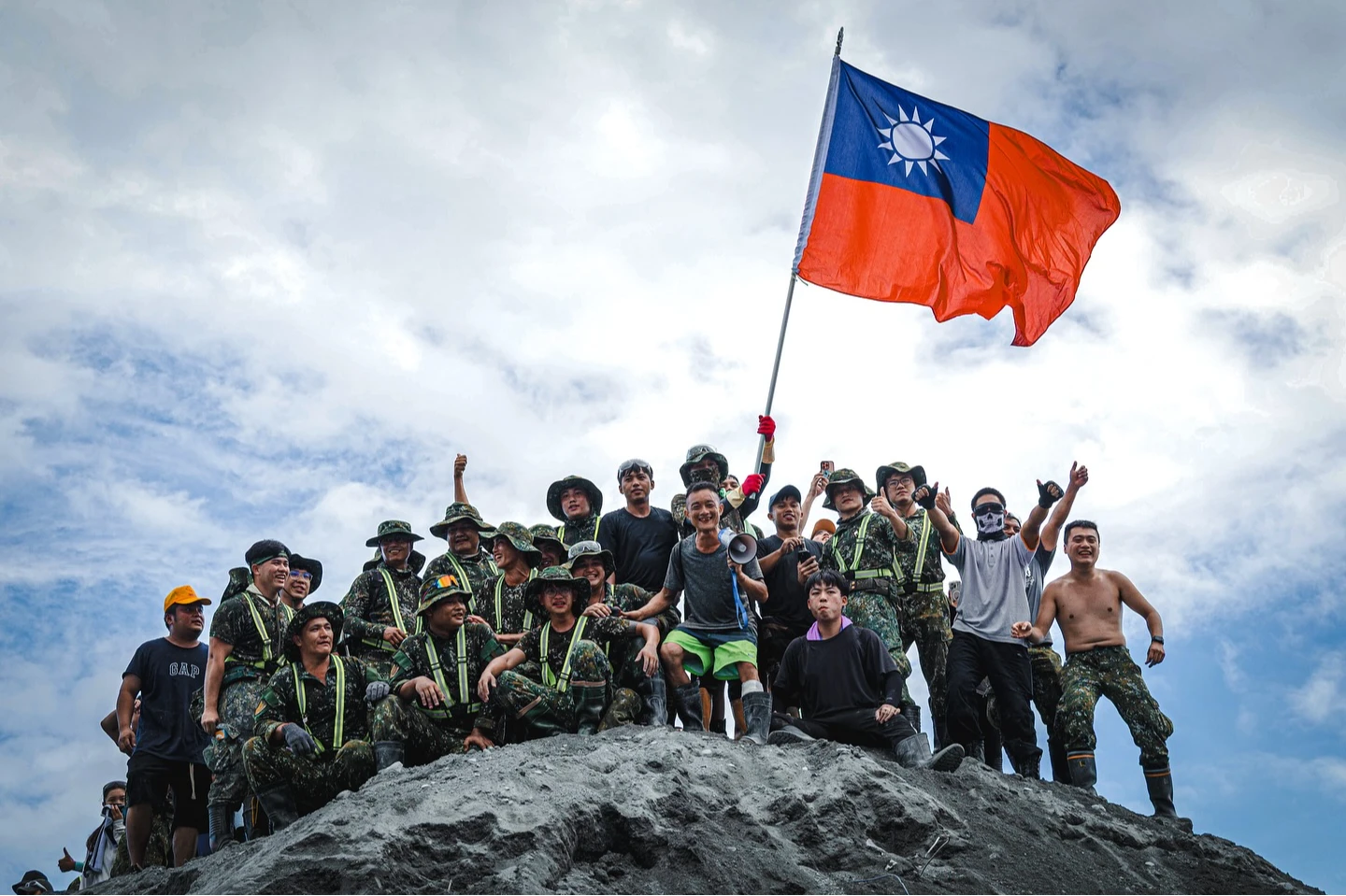 國軍和鏟子超人歡慶國慶。《軍聞社》授權