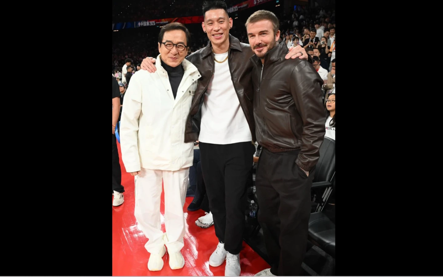 林書豪在NBA中國賽開心和成龍、貝克漢拍下跨界世紀合照。取自林書豪臉書