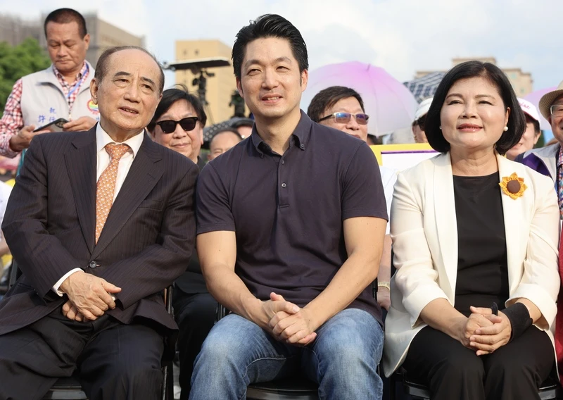 「2025台灣的孝–百善孝為先為父母長輩教練洗腳暨反毒宣導活動」11日下午在凱道登場,台北市長蔣萬安(前中)、雲林縣長張麗善(前右)與前立法院長王金平(前左)等人出席。中央社