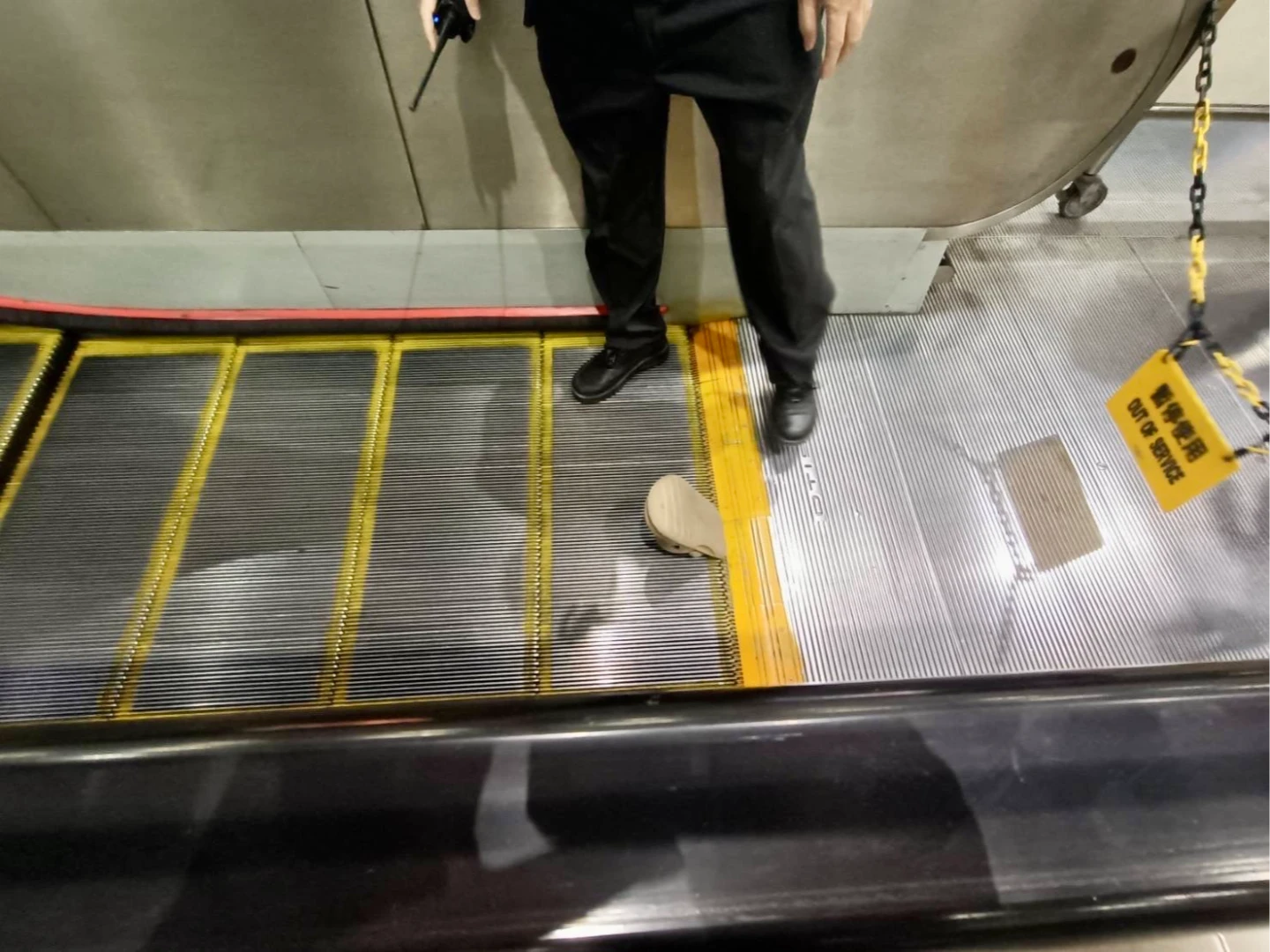 新埔捷運站今天中午發生洞洞鞋卡住電扶梯意外,造成4人跌倒受傷。翻攝畫面
