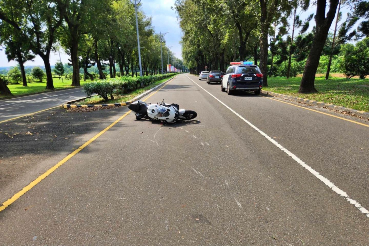路面有明顯刮痕,車禍原因仍待警方釐清。警方提供